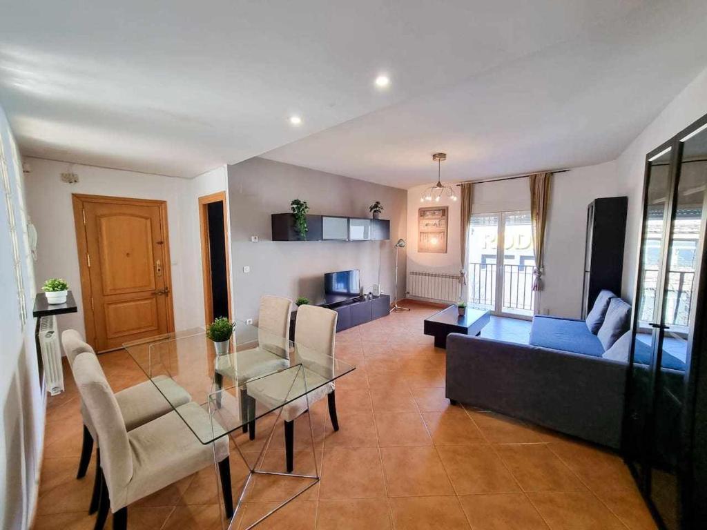 uma sala de estar com um sofá e uma mesa de vidro em Step to El Pilar ComoTuCasa em Zaragoza