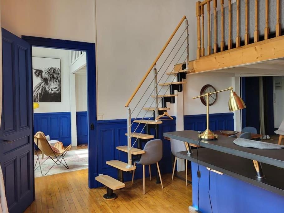 貝桑松的住宿－Grand Duplex，客房设有楼梯和带椅子的书桌