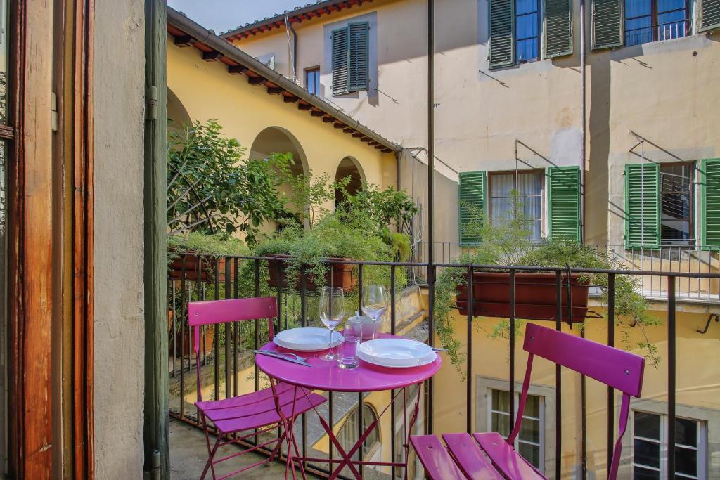 a purple table and chairs on a balcony at Lemon Tree One Bedroom with Balcony in Florence