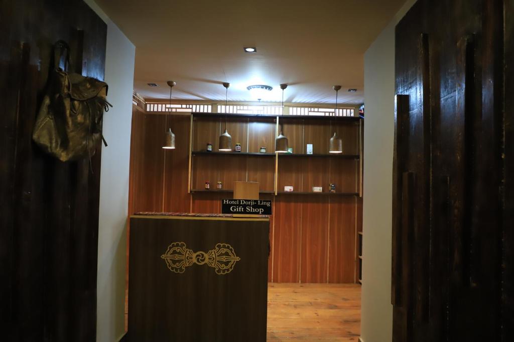 pokój z drewnianymi panelami i podium z znakiem w obiekcie Hotel Dorjiling w mieście Paro