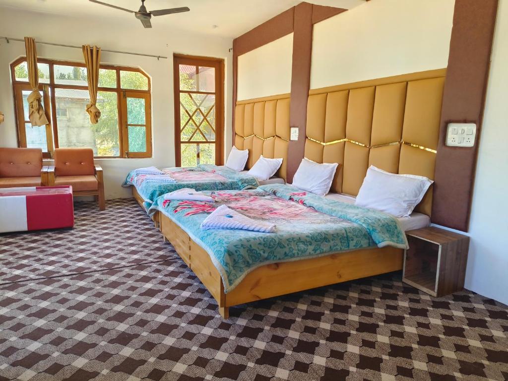 Кровать или кровати в номере Hotel Gulsitara-Kunzer Gulmarg