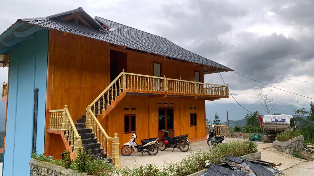 uma casa com duas motos estacionadas em frente em Cổng Trời Homestay em Ha Giang