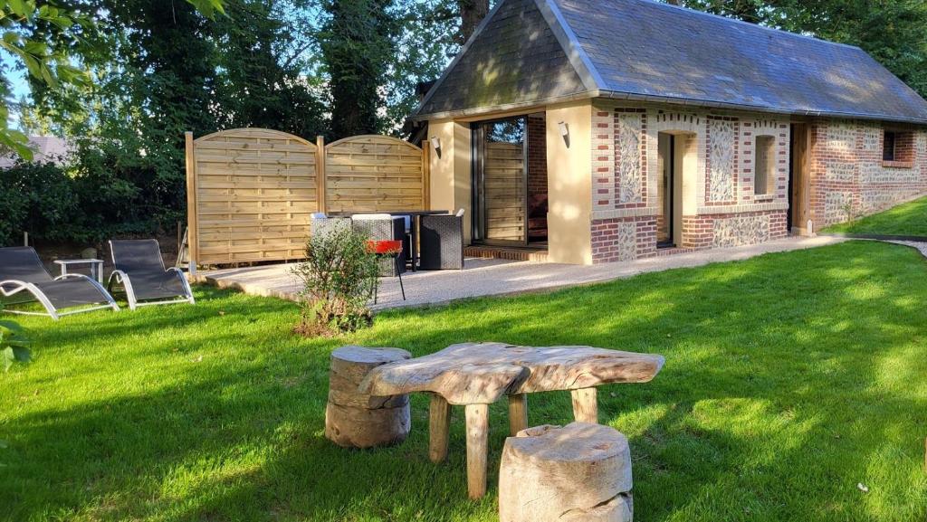 Κήπος έξω από το Maison en Normandie "LA HERISSONNERIE"