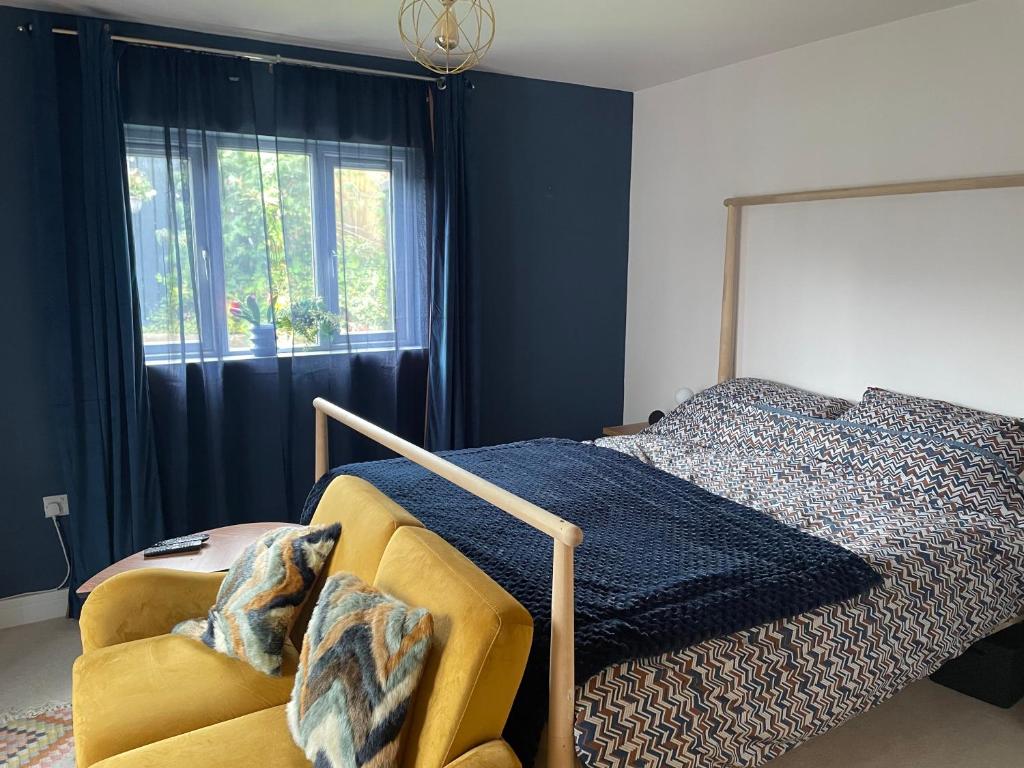 um quarto com uma cama, um sofá e uma janela em Carbis Bay Suite, Carbis Bay, St Ives, free parking, near beach em Carbis Bay