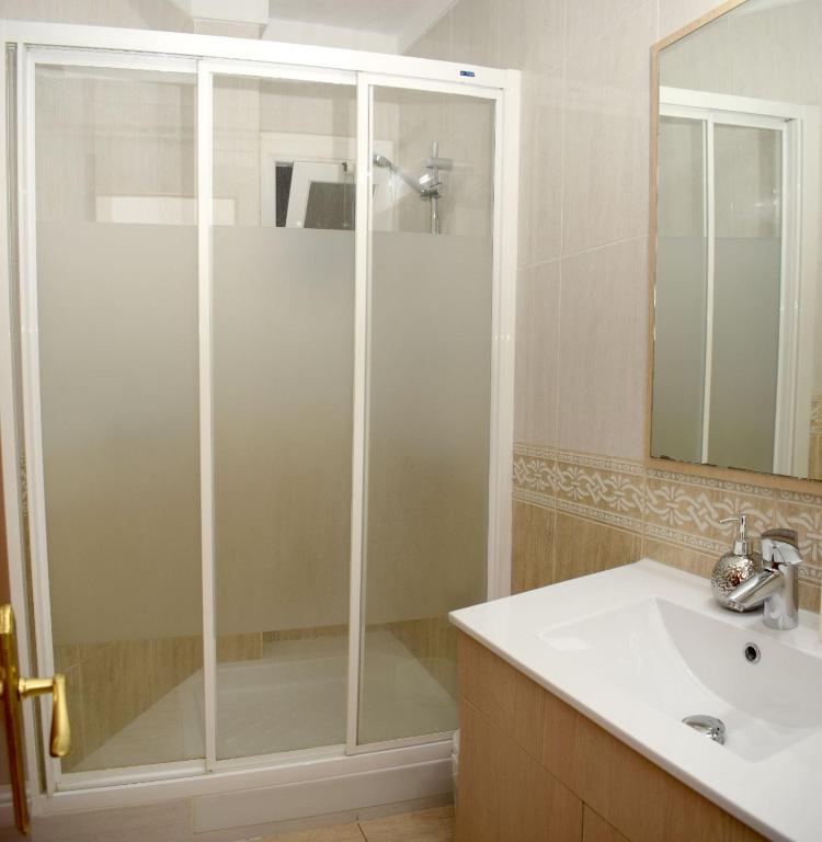 Apartamentos Atlas Terrassa IV (Les Escoles) - Three-Bedroom Apartment