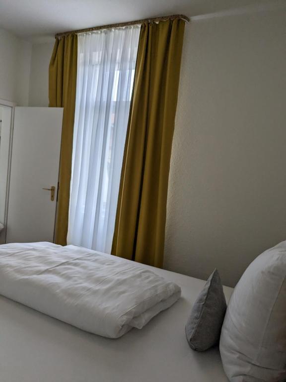 Postel nebo postele na pokoji v ubytování Gasthaus Mandelhof