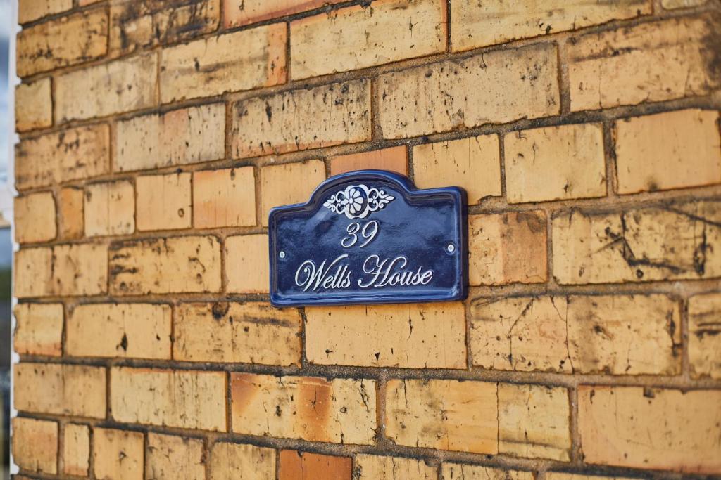 ceglana ściana z niebieskim znakiem w obiekcie Beautiful 2-Bed Victorian House in Stamford w mieście Stamford