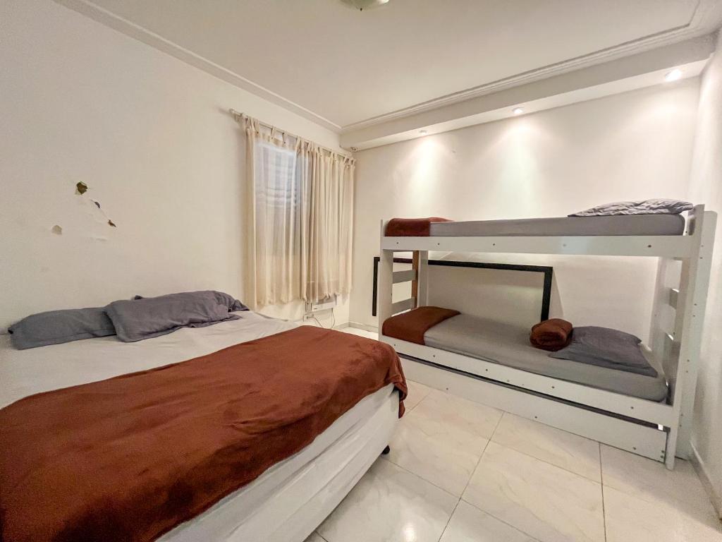 - une chambre avec 2 lits superposés dans l'établissement Apartamento com Varanda e Suíte Enseada Guarujá, à Guarujá