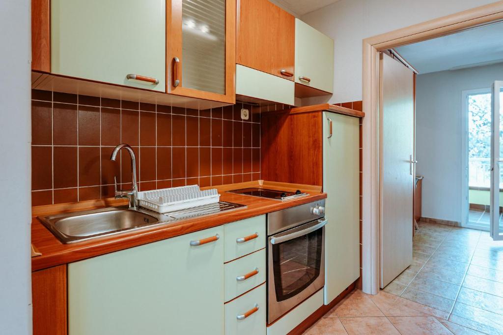 Kuchyň nebo kuchyňský kout v ubytování Matilde Beach Resort