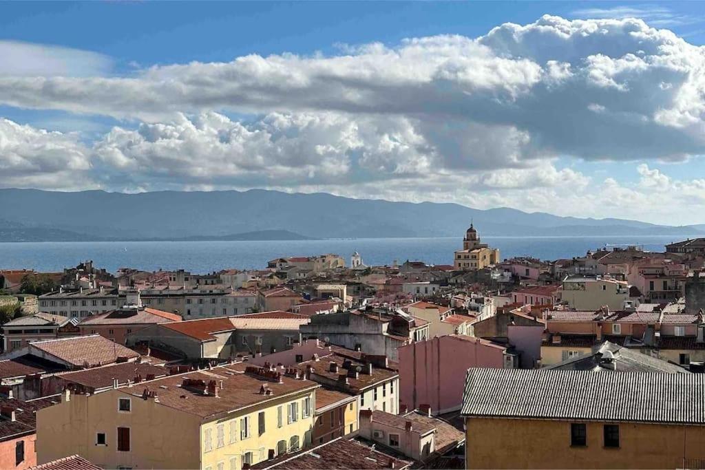 - une vue sur la ville avec ses bâtiments et l'océan dans l'établissement Studio Climatisé Hyper Centre Ajaccio, à Ajaccio