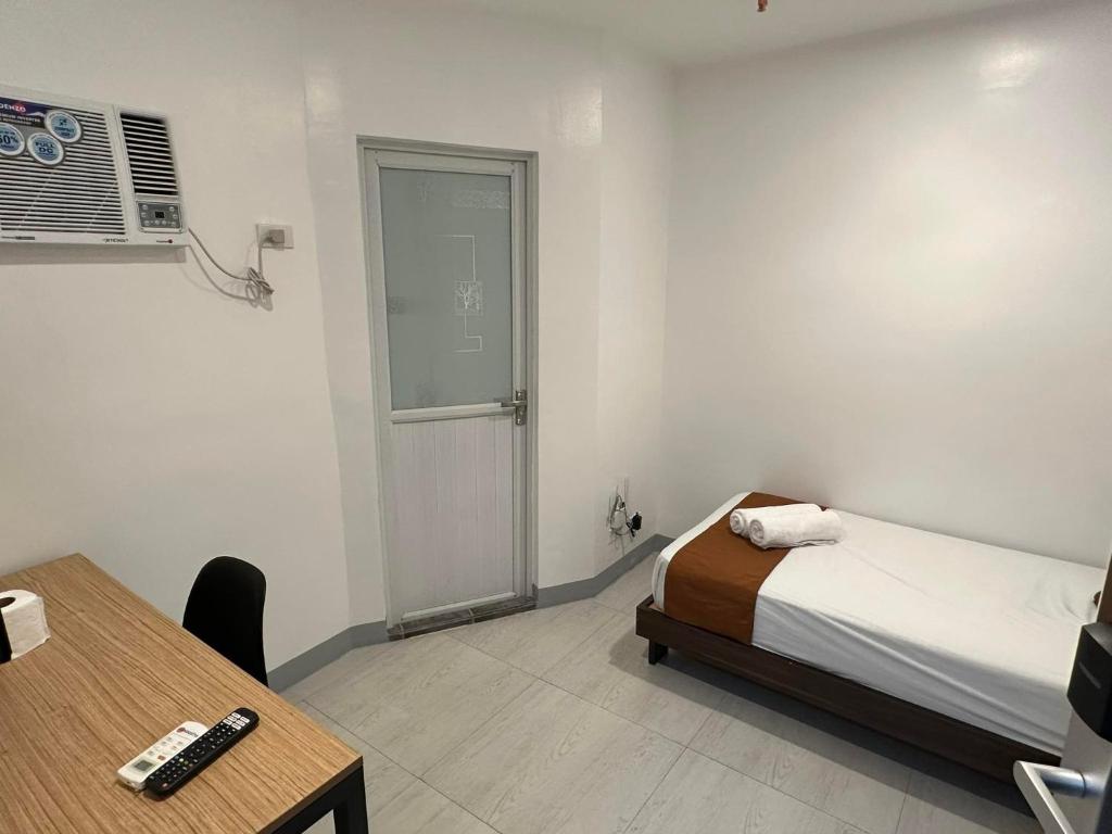 Postel nebo postele na pokoji v ubytování Aden Hotel