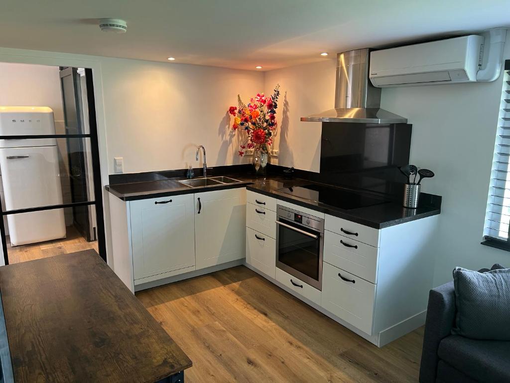 Kitchen o kitchenette sa Luxe woning ‘BARNS’ Castricum aan Zee + airco + parkeren