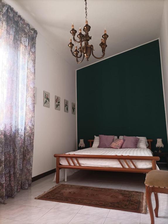 a bedroom with a bed and a green wall at Malmaison - Casa vacanze in Verdellino