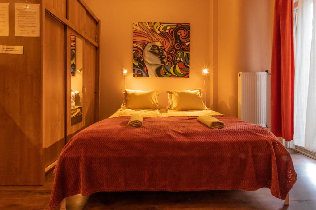 ブダペストにあるKristof Studioのベッドルーム1室(壁に絵画が描かれたベッド1台付)