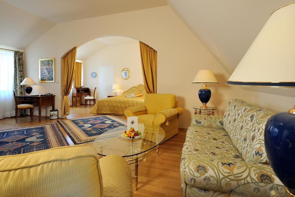 a living room with a couch and a table at Hotel Schloss Dürnstein in Dürnstein