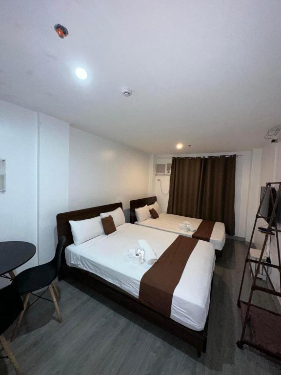 Postel nebo postele na pokoji v ubytování Aden Hotel