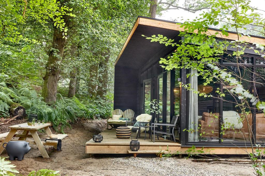 a black tiny house in the woods at Buitenplaats Beekhuizen in Velp