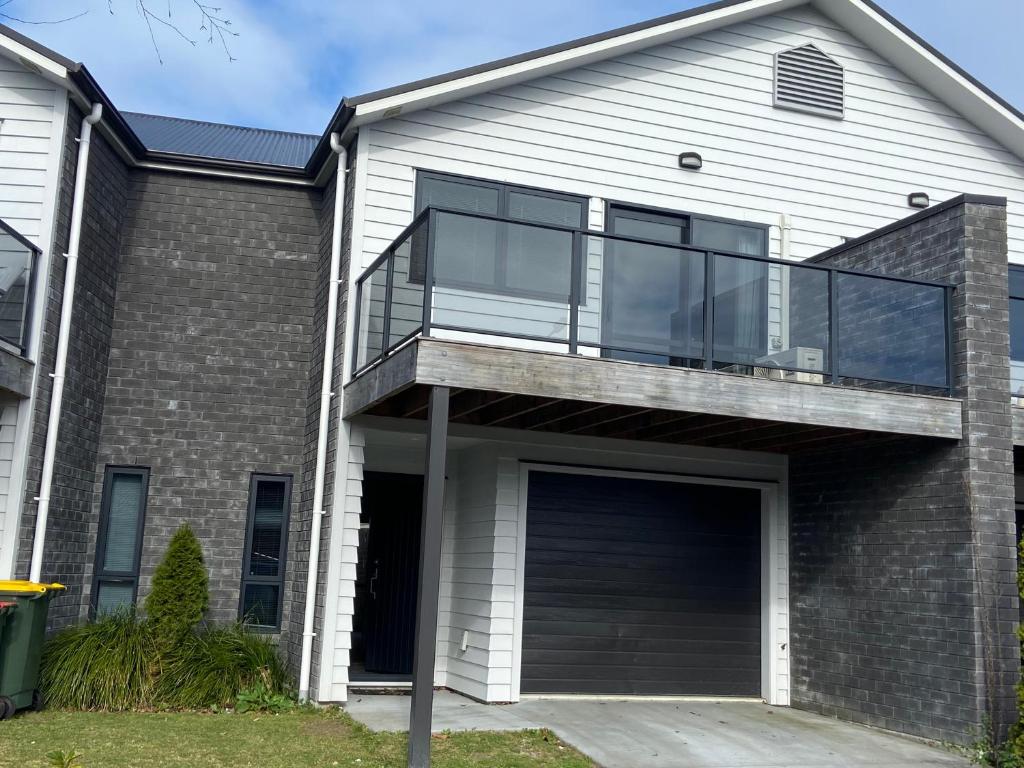 a house with a balcony with a garage at Hamilton Hospital Retreat - 2 Bedroom Townhouse Modern Warm Quiet in Hamilton