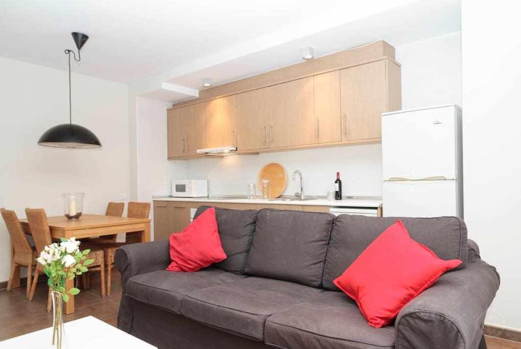 uma sala de estar com um sofá e uma cozinha em Port V Apart centrico con estilo 21 em Barcelona
