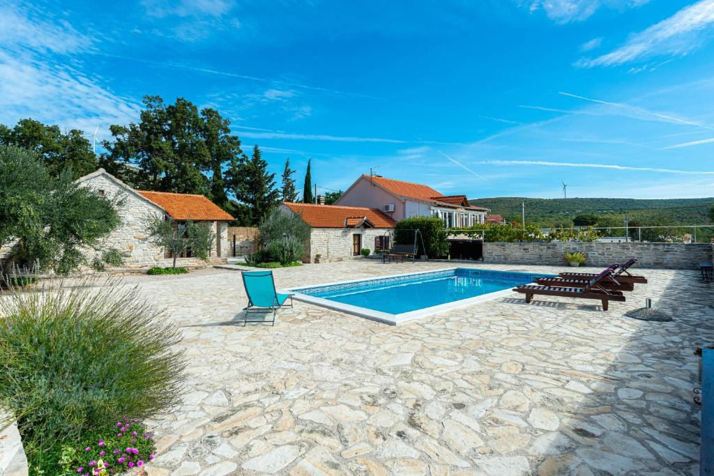 Bazén v ubytovaní Dalmatian country house Irena alebo v jeho blízkosti