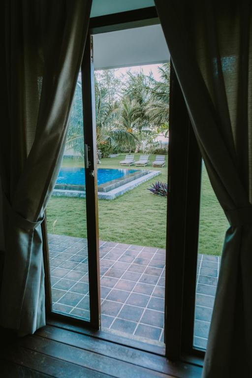 Piscina di The Kelong Trikora Resort o nelle vicinanze