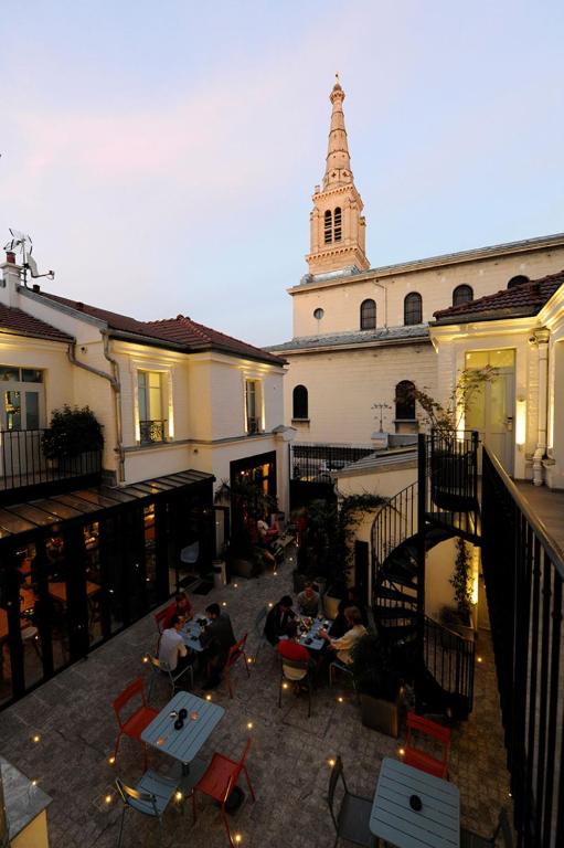 The 3 Ducks Eiffel Tower