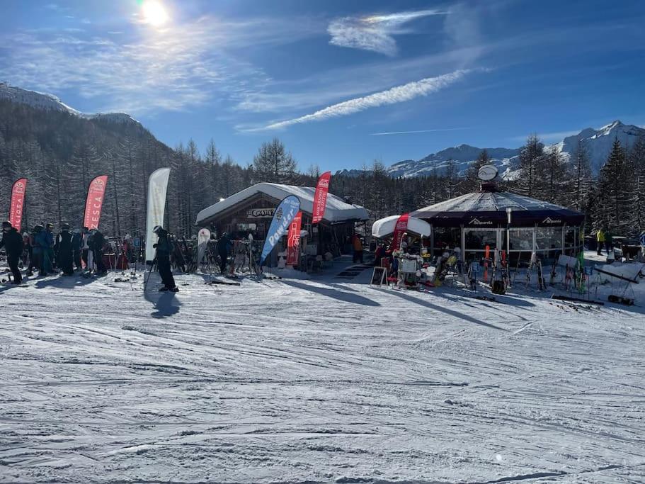 a group of people standing in the snow with snowboards at Appartamento Kern-Sciare A Portata Di Mano- in Madesimo