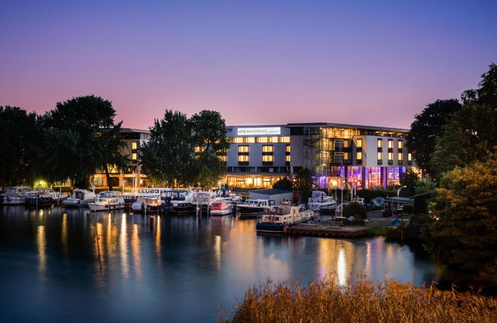 Výhled na řeku, která protéká v blízkosti hotelu