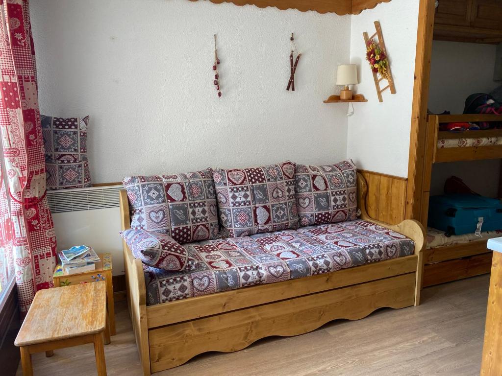 een woonkamer met een bank in een kamer bij Nid aux Menuires in Les Menuires