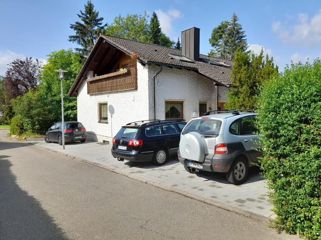 特羅赫特爾芬根的住宿－Trochtelfingen F1，两辆汽车停在房子前面