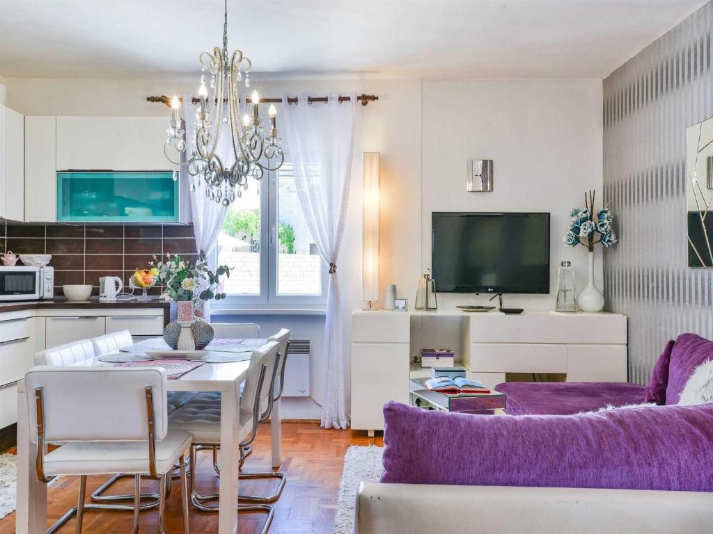 Televízia a/alebo spoločenská miestnosť v ubytovaní Seaview Holiday Home GATSBY