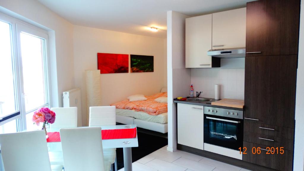 ブラウンラーゲにあるFerienwohnung Braunlageの小さな客室で、キッチン、ベッド1台が備わります。