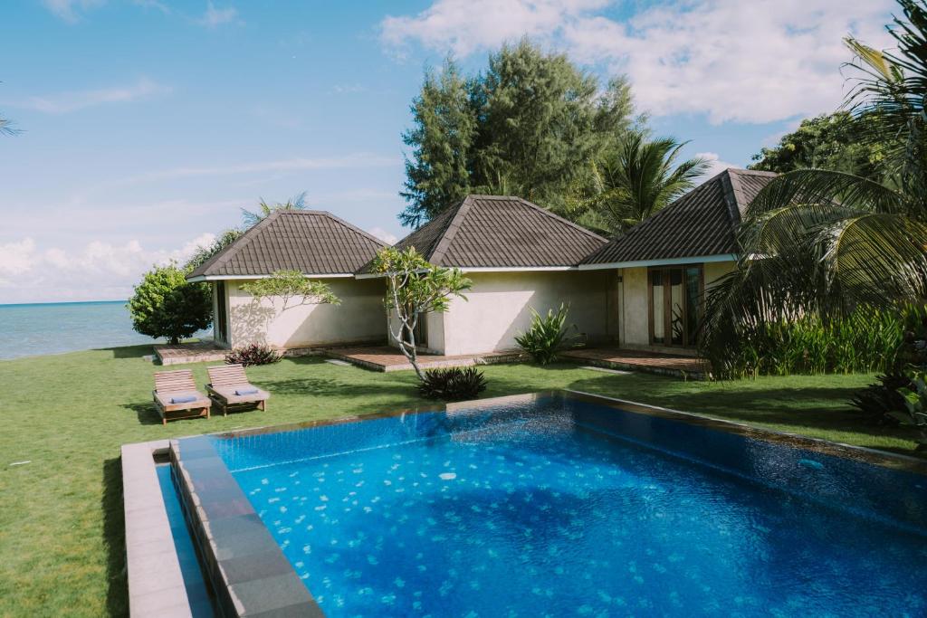 Piscina di The Kelong Trikora Resort o nelle vicinanze