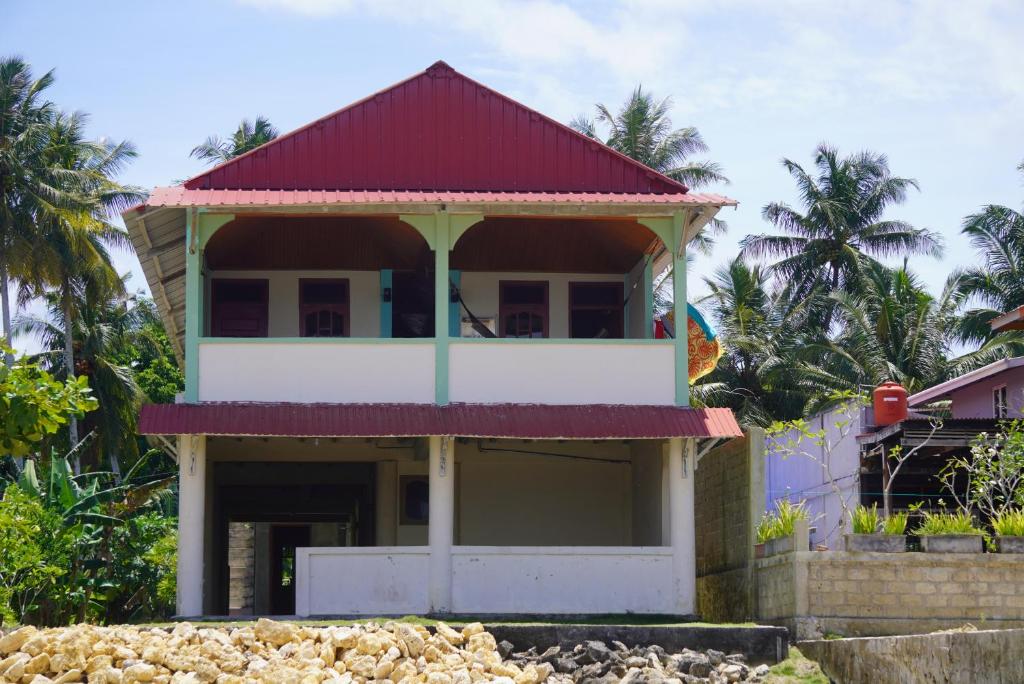dom z czerwonym dachem na górze w obiekcie Endi Surf Camp w mieście Lagudri