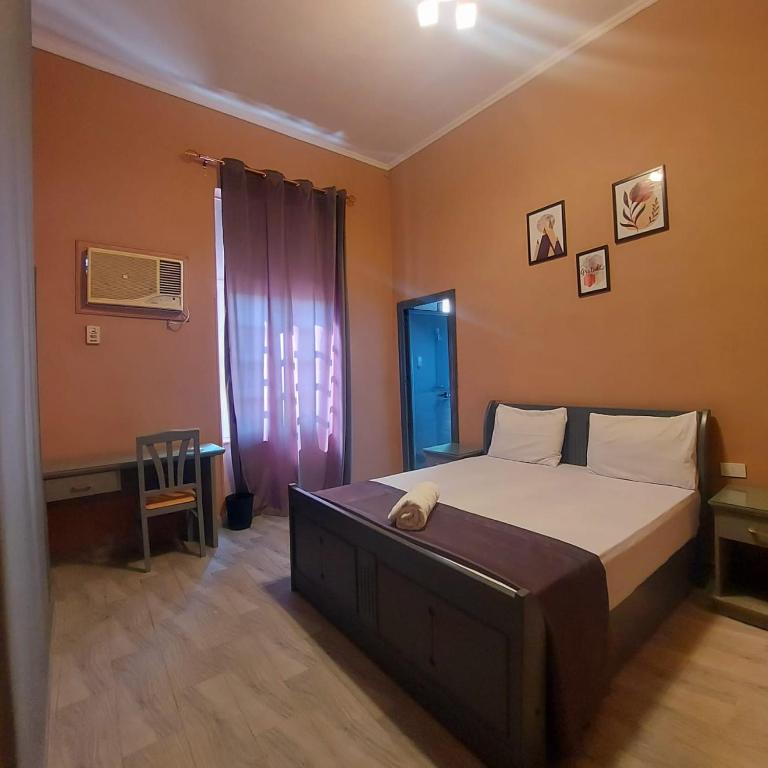 Кровать или кровати в номере Gresham Hotel