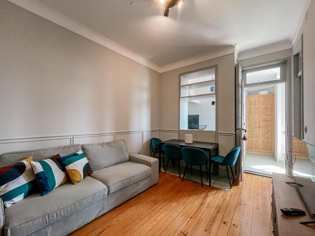 a living room with a couch and a table at Prédio da Estação in Porto