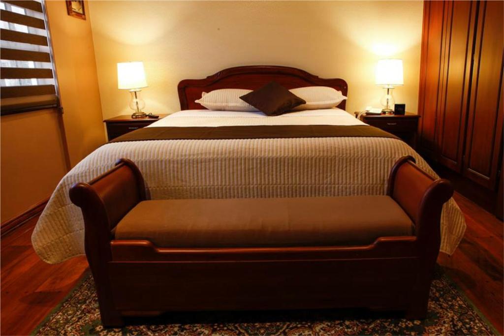Postel nebo postele na pokoji v ubytování Villa Emilia Hostal
