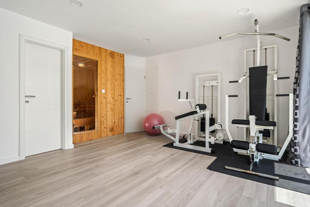 Posilňovňa alebo fitness centrum v ubytovaní Villa Golden Garden with 50sqm private pool