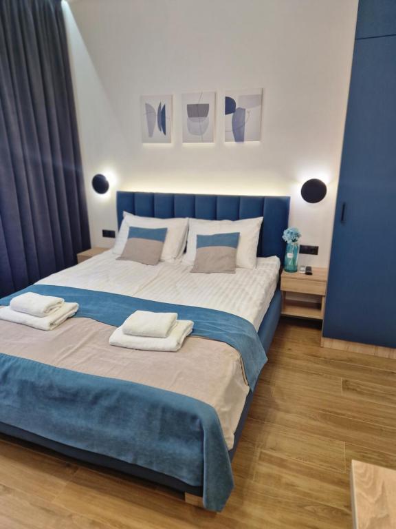 ein Schlafzimmer mit einem großen Bett mit zwei Handtüchern darauf in der Unterkunft DeMar Apart STAR in Lwiw
