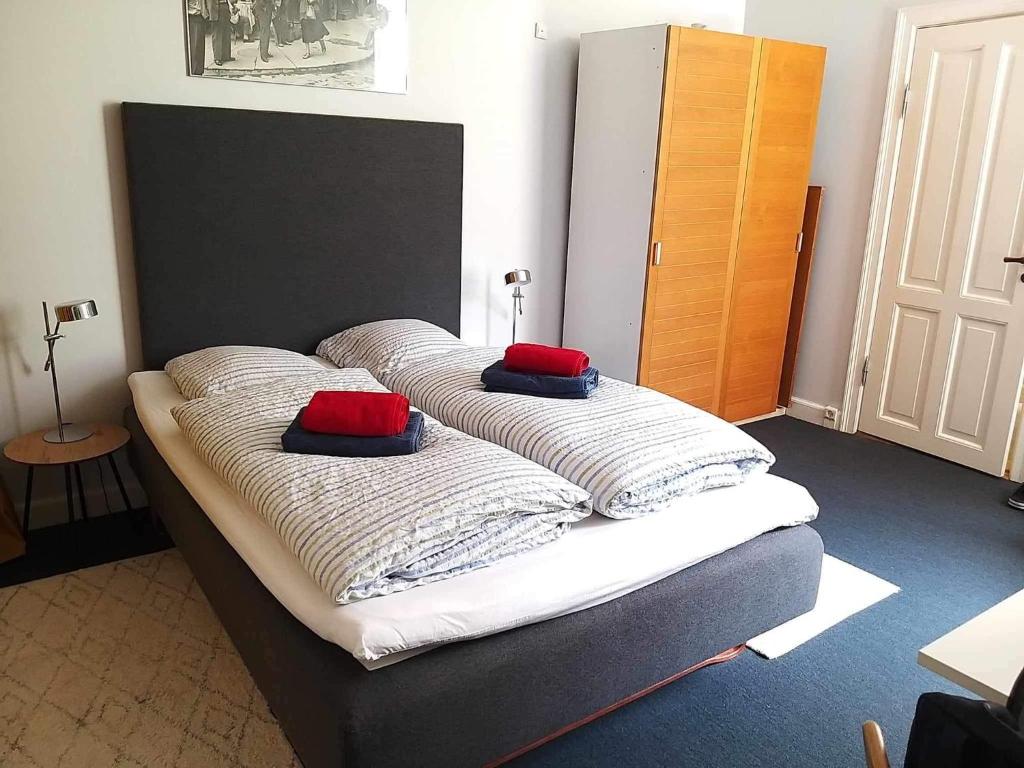 łóżko z dwoma poduszkami na górze w obiekcie B&B SPS Downtown Copenhagen w Kopenhadze