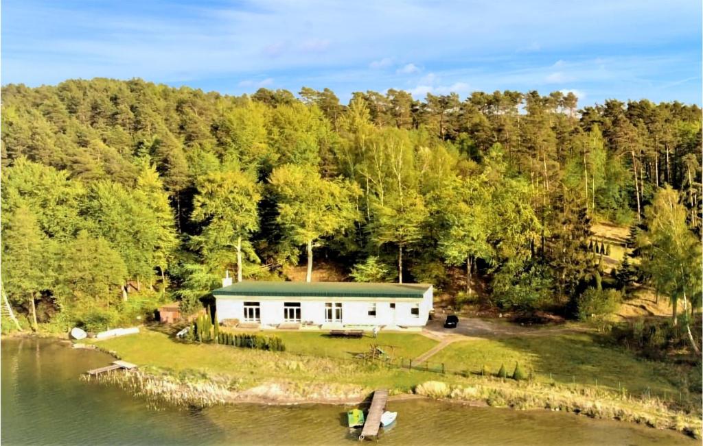 eine Luftansicht eines Hauses auf einer Insel im Wasser in der Unterkunft Awesome Home In Suleczyno With Kitchen in Sulęczyno