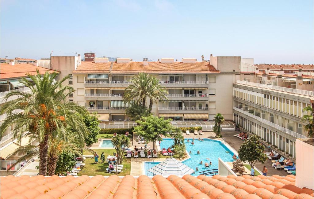 - une vue sur la piscine depuis le toit de l'hôtel dans l'établissement Cozy Apartment In Lestartit With Wifi, à L'Estartit