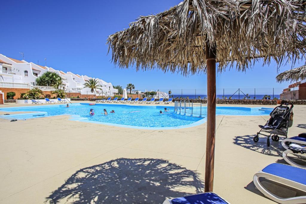 Bazén v ubytování Sand Club Apartment 202 nebo v jeho okolí
