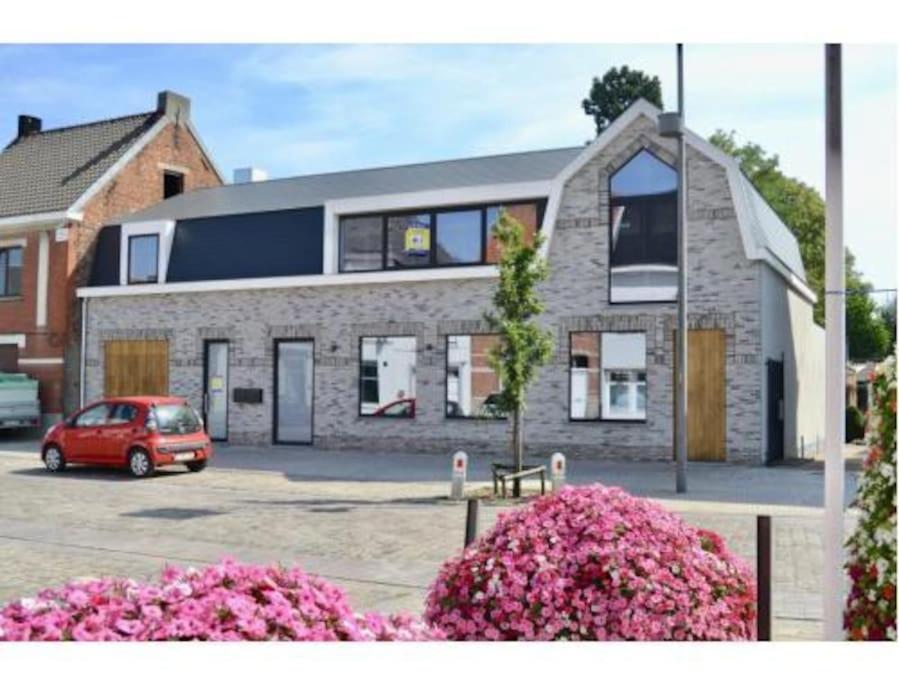 un edificio con un coche aparcado delante de él en Leuk overnachten in hartje Laarne, dicht bij Gent!, en Laarne