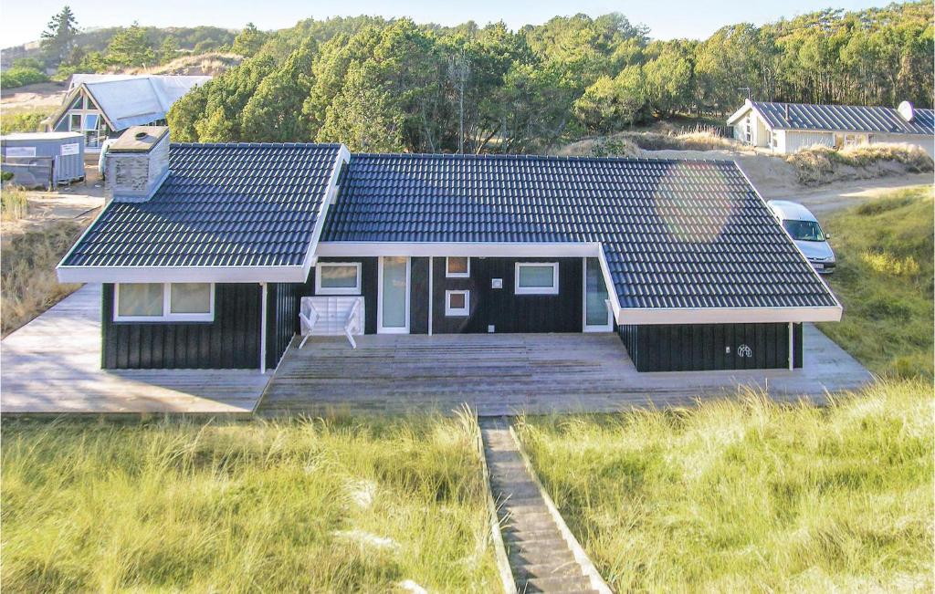 フルシグにある3 Bedroom Nice Home In Skagenの太陽電池付きの家