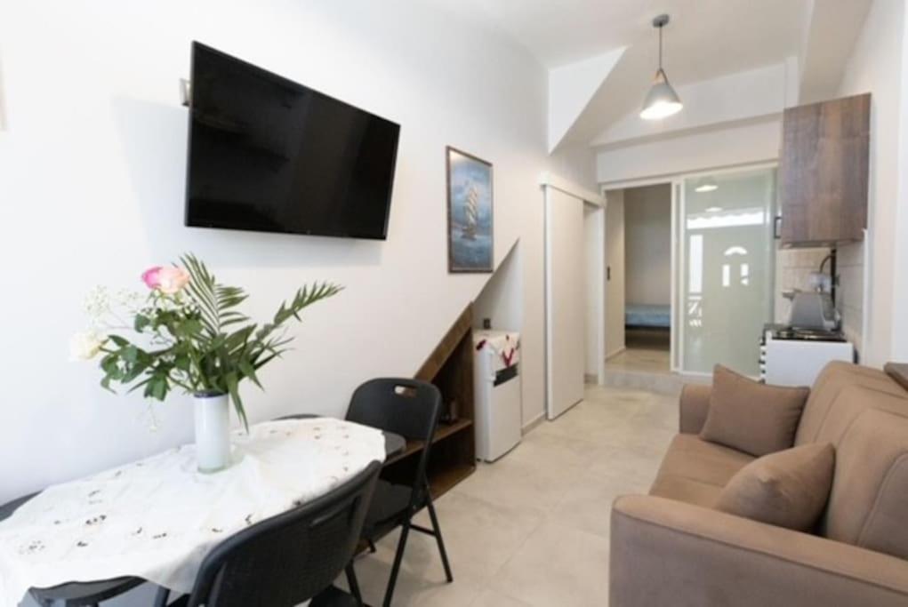 TV a/nebo společenská místnost v ubytování Aigli Guest House