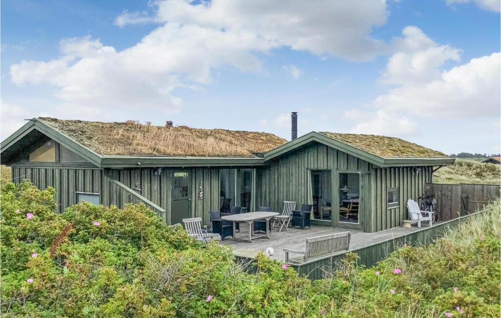 una casa verde con tetto in erba di Stunning Home In Skagen With 3 Bedrooms And Wifi a Kandestederne