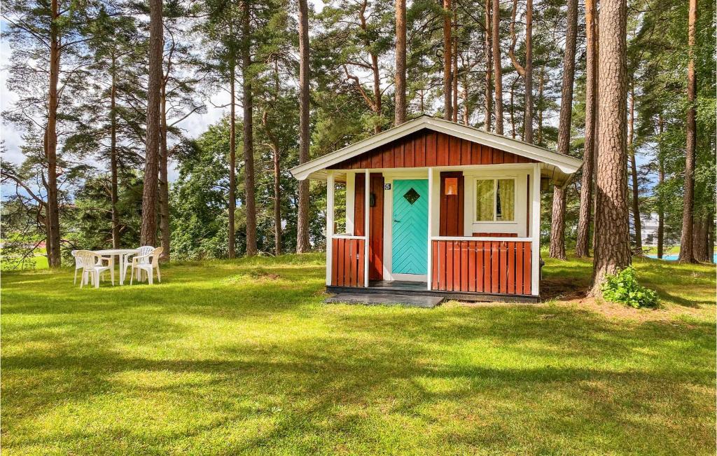 una pequeña casa en medio de un campo de hierba en Cozy Home In Ljungby With Kitchen, en Ljungby