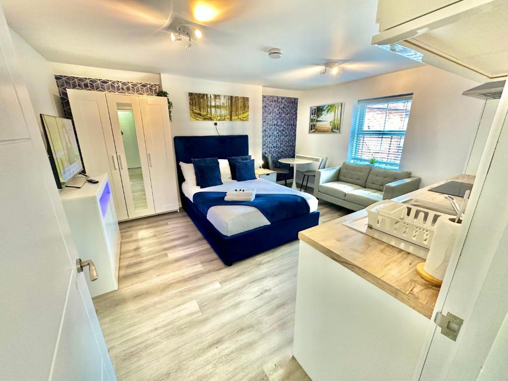 Voodi või voodid majutusasutuse Cozy Downtown Retreat - Central Apartment with Short Walk to Beach toas