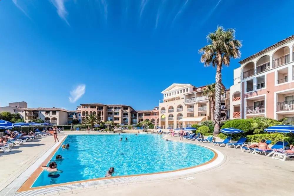 - une piscine dans un complexe avec des personnes dans l'établissement Appartement T3 belle terrasse avec vue sur le port de la Coudouliere, à Six-Fours-les-Plages